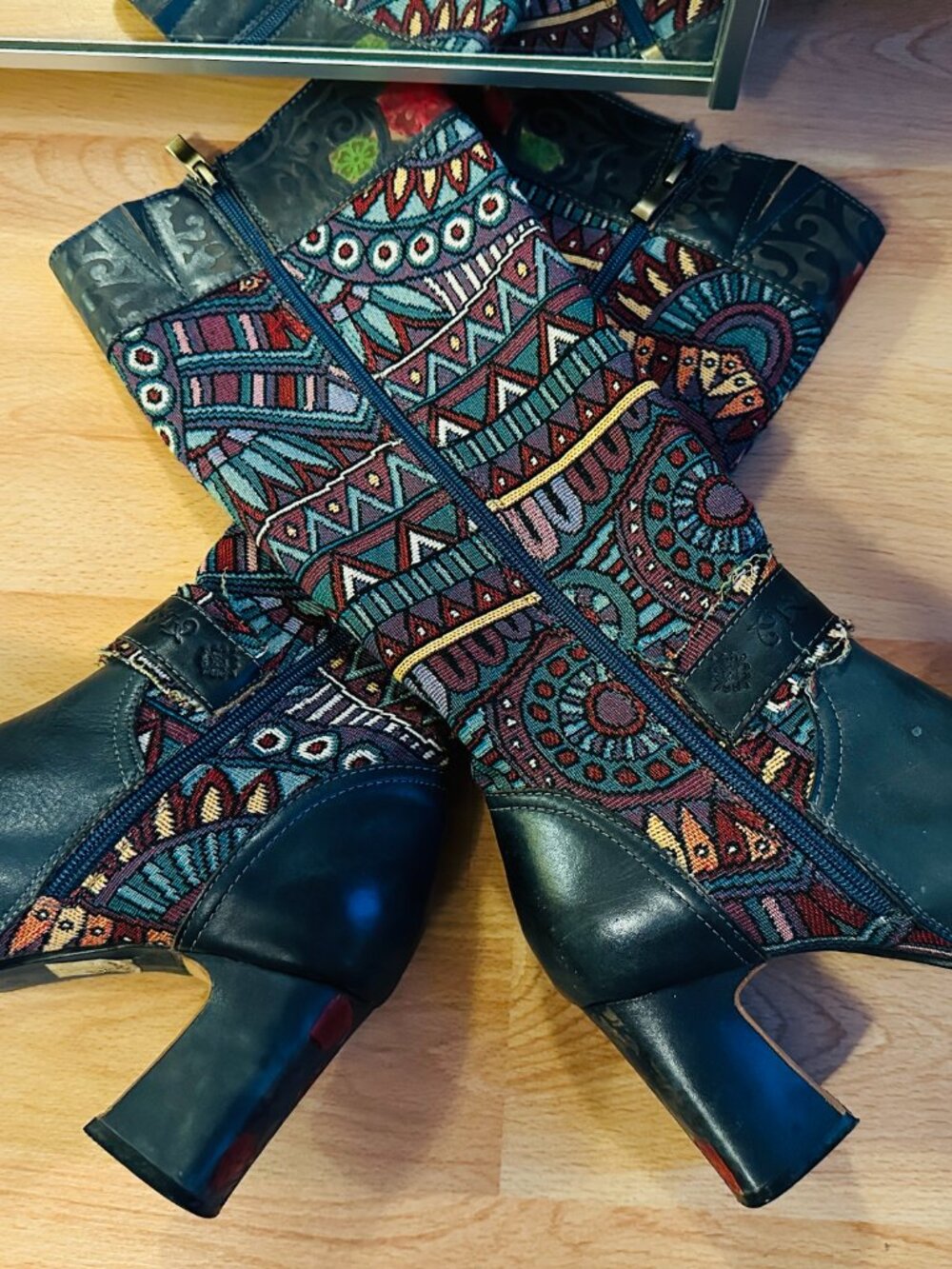 Make a statement with these gorgeous L'Artiste knee-high boots in Size 7. - Picture 6 of 10